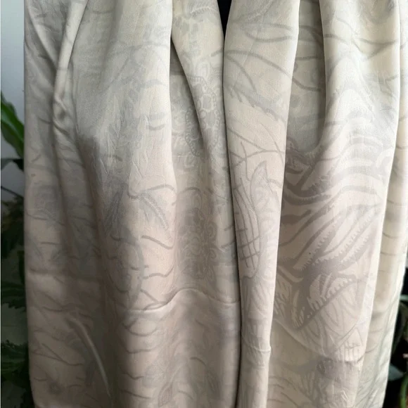 Christian Dior Reversible Floral Wrap Silk Scarf. - Picture 9 of 16